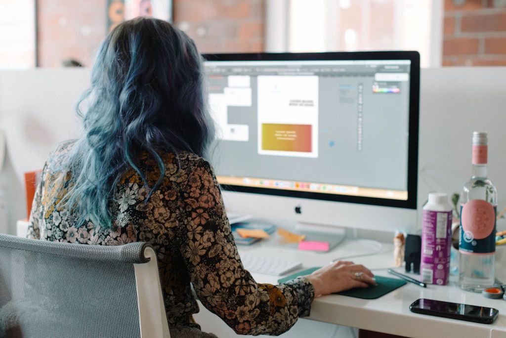 Person demonstrating how to create a gradient at an imac in the p7 office