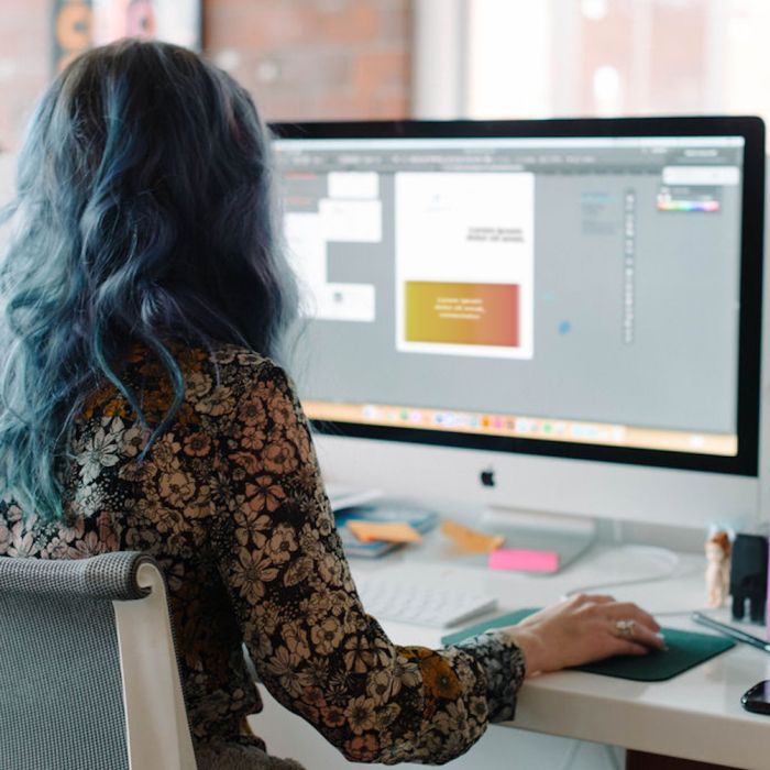 Person demonstrating how to create a gradient at an imac in the p7 office